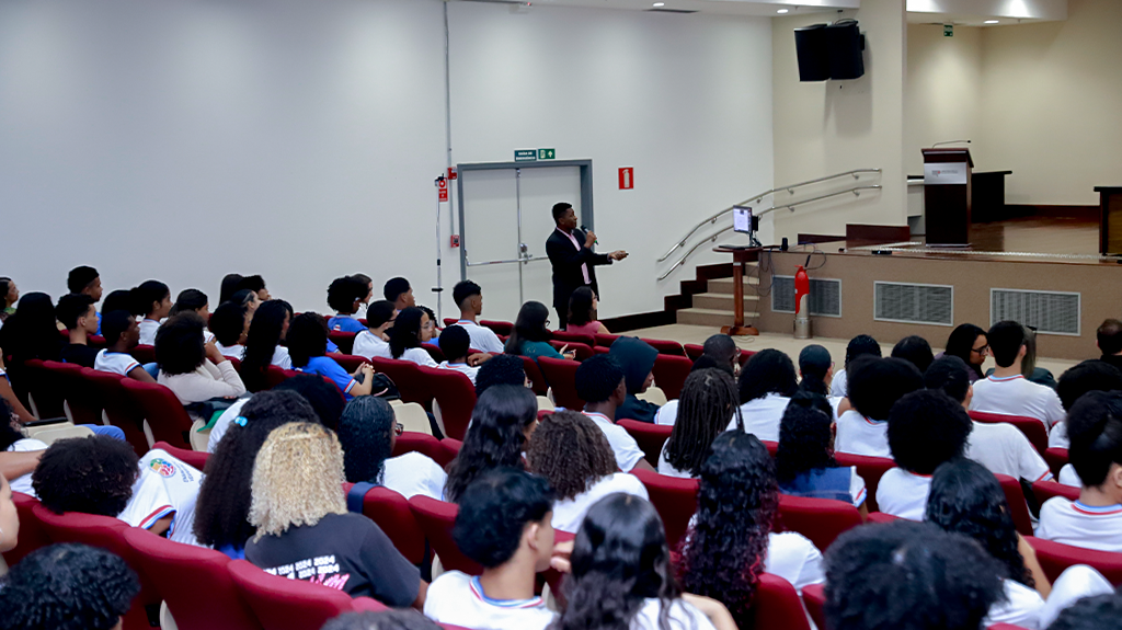 Conferência Tecnologia e Infância alerta sobre o efeito das telas na saúde física e mental de crianças e adolescentes